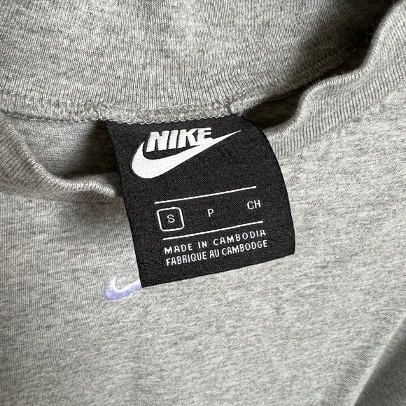 Nike Sport Gray Oversize Top in Size Small - Picture 4 of 9